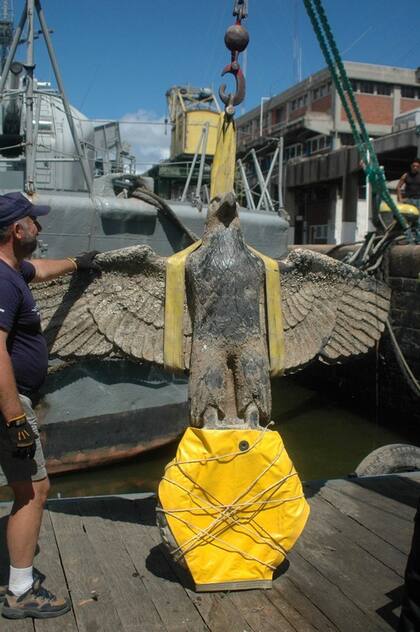 El águila, una vez extraída, en la cubierta del buque que fue a sacarla del fondo del río