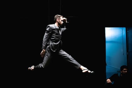 El agujero de la danza, la inclasificable y expansiva conferencia performática de Juan Onofri Barbato