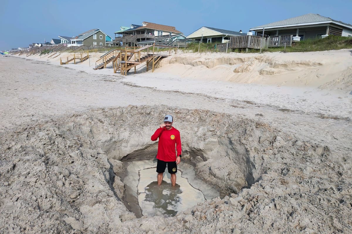 El agujero era tan grande que abarcaba gran parte de la playa de Surf City, en Carolina del Norte