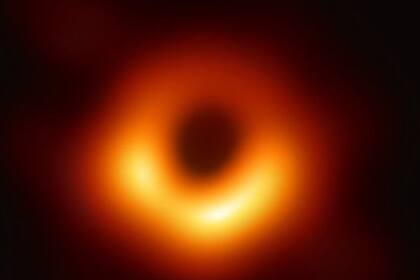 El agujero negro fotografiado en el corazón de la galaxia M87, en la constelación de Virgo, es 6.500 millones de veces más grande que el Sol