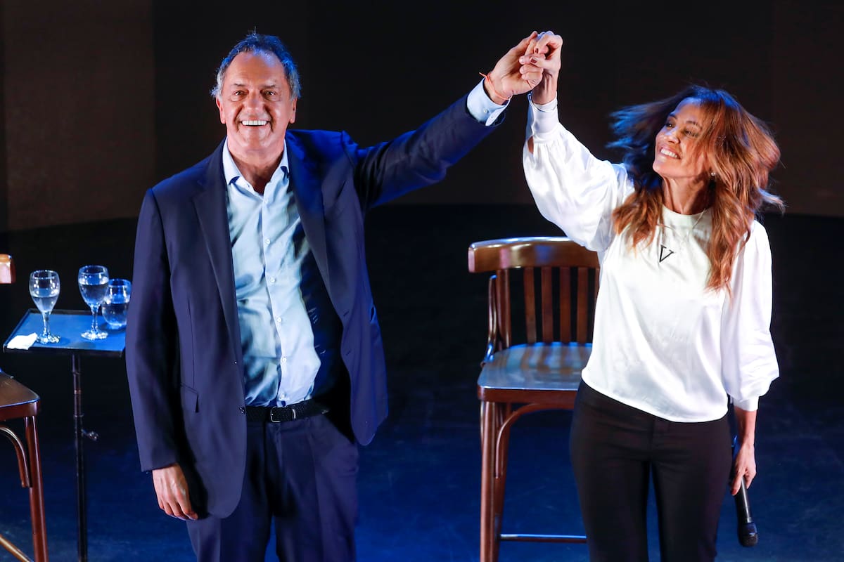 El ahora funcionario de MIlei, Daniel Scioli, junto a la diputada nacional Victoria Tolosa Paz, durante el lanzamiento de la lista Unidos Triunfaremos de Unión por la Patria, que los presentó como precandidatos a la Presidencia y la gobernación bonaerense, respectivamente, el año pasado