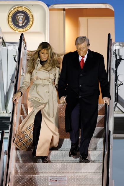 El Air Force 1 aterrizó en Londres. Los Trump
pasaron la noche en Winfield House, la residencia del embajador estadounidense, y al día siguiente se trasladaron a Windsor en helicóptero