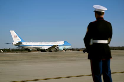 El Air Force One, con el presidente Donald Trump a bordo, parte de la Base Conjunta Andrews, Maryland, el 14 de febrero de 2025, en direccción a West Palm Beach, Florida. (AP/Ben Curtis)