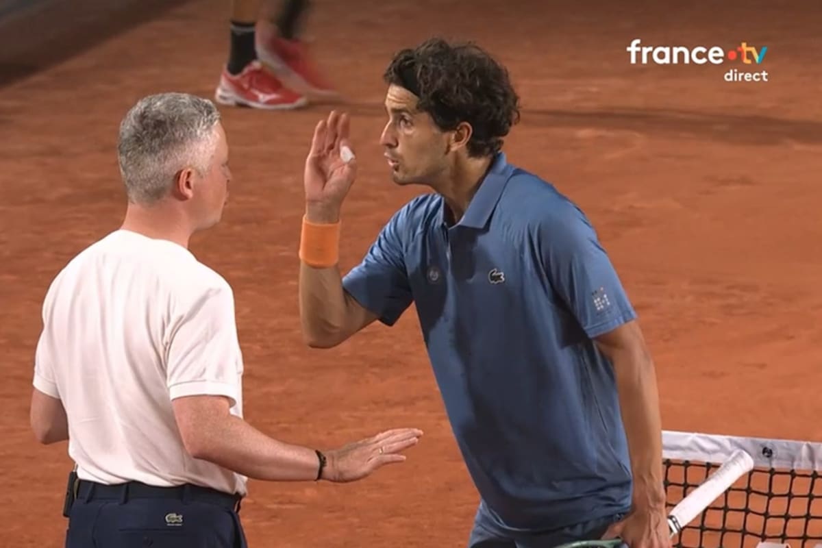 El airado reclamo de Pierre-Hughes Herbert al juez durante el partido ante el italiano Lorenzo Sonego, en Roland Garros; terminó perdiendo en cinco sets