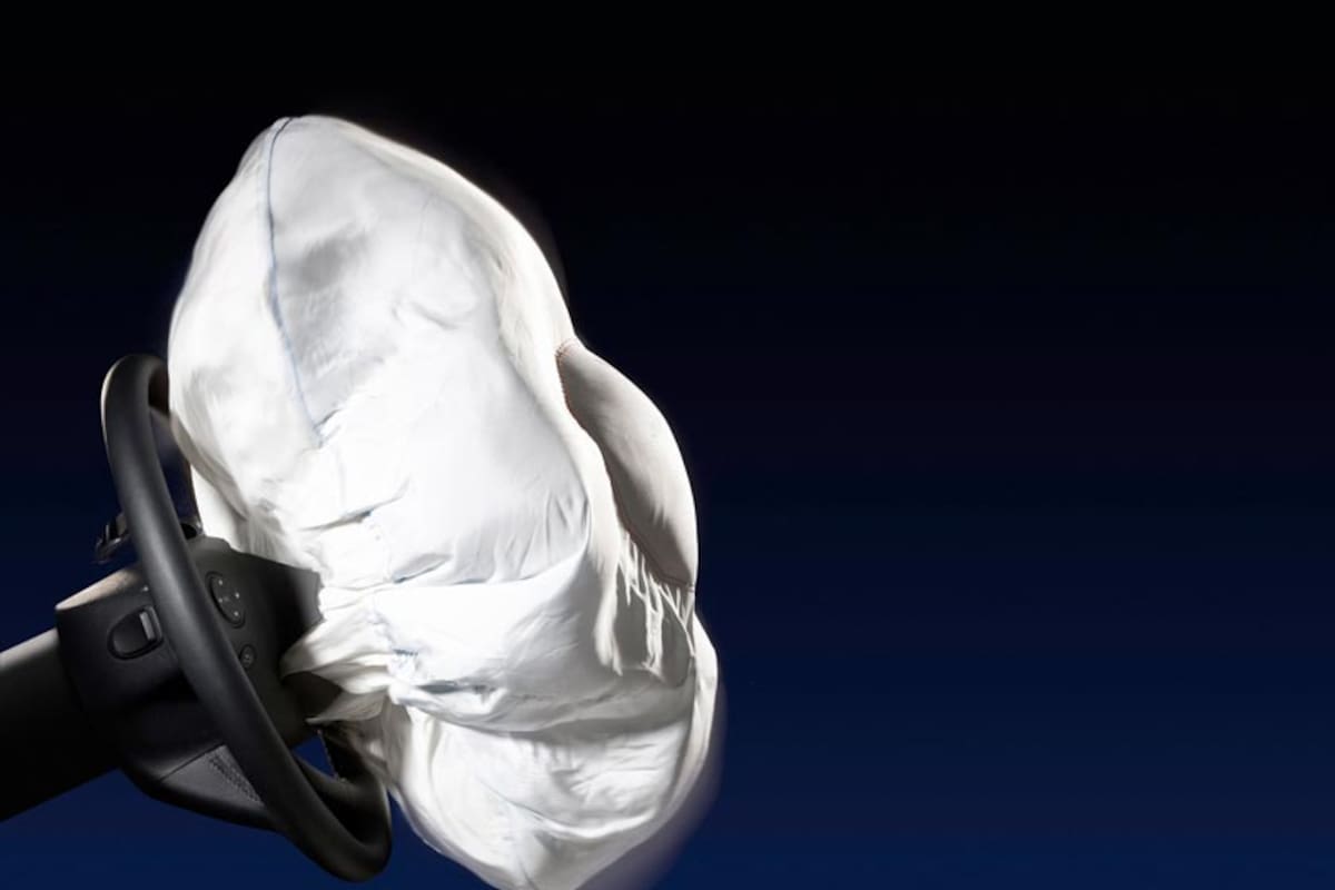 El airbag usado por primera vez en un auto de serie por Mercedes Benz