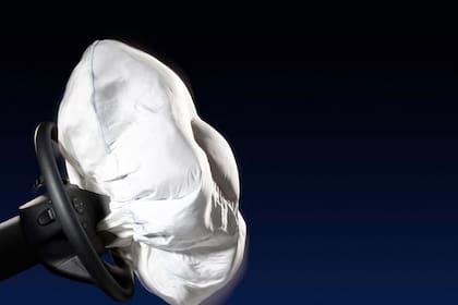 El airbag usado por primera vez en un auto de serie por Mercedes Benz