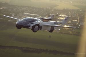 El AirCar eslovaco puede circular por una autopista, entrar a un aeropuerto y en dos minutos estar listo para volar