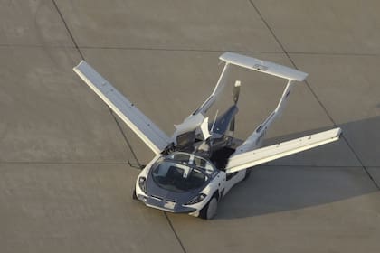 El AirCar eslovaco puede circular por una autopista, entrar a un aeropuerto y en dos minutos estar listo para volar