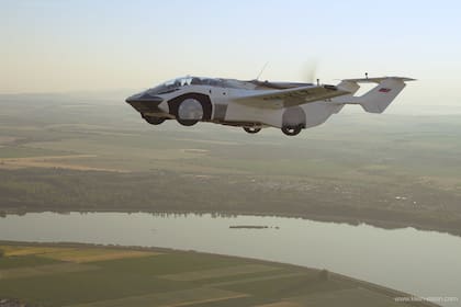 El AirCar eslovaco puede circular por una autopista, entrar a un aeropuerto y en dos minutos estar listo para volar