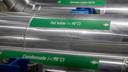 El aire líquido es calentado hasta temperatura ambiente y al evaporarse impulsa una turbina para producir electricidad, sin necesidad de combustión.