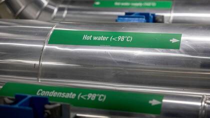El aire líquido es calentado hasta temperatura ambiente y al evaporarse impulsa una turbina para producir electricidad, sin necesidad de combustión.