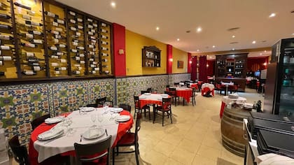 EL aire señorial del salón de 1927 con vitrales, la barra de madera y azulejos de flores.