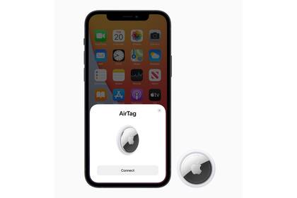 El AirTag es un llavero Bluetooth del tamaño de una moneda; puede engancharse a las llaves, una mochila y más, y alertar cuando se aleja