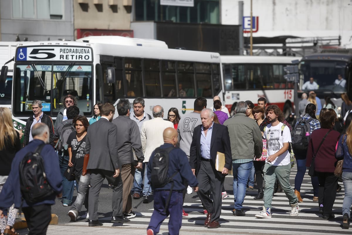 El ajetreo de las grandes urbes y el murmullo de la vida digital han colonizado la vida cotidiana; en medio del aturdimiento en que vivimos, hoy son muchos los que gritan y pocos los que, en la multiplicación de voces, escuchan