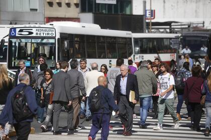 El ajetreo de las grandes urbes y el murmullo de la vida digital han colonizado la vida cotidiana; en medio del aturdimiento en que vivimos, hoy son muchos los que gritan y pocos los que, en la multiplicación de voces, escuchan