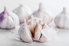 Los efectos que el ajo tiene en el cuerpo y quiénes no deberían consumirlo