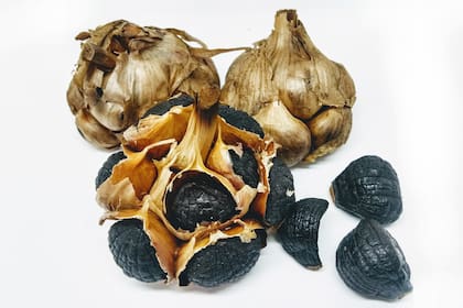 El ajo negro tiene un tipo de cultivo especial que le genera otro color y un nuevo aroma.