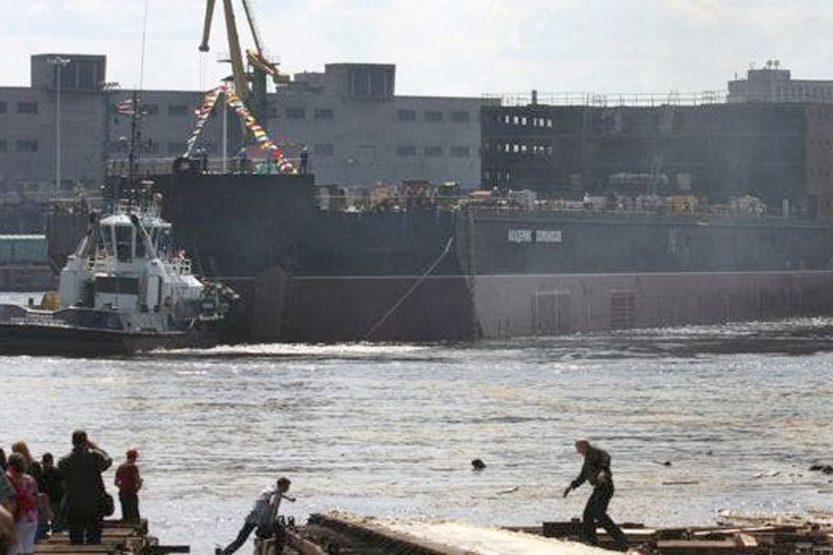 - El Akademik Lomonósov impresiona por su porte y por lo que tecnológicamente significa