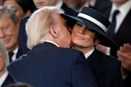 El ala ancha del sombrero de Melania complicó a Trump cuando quiso besarla. Luego, el flamante presidente reveló que el canotier también le jugó una mala pasada a su mujer: “El viento soplaba como loco, y con el sombrero que llevaba, casi sale volando. Casi la perdemos”, bromeó.