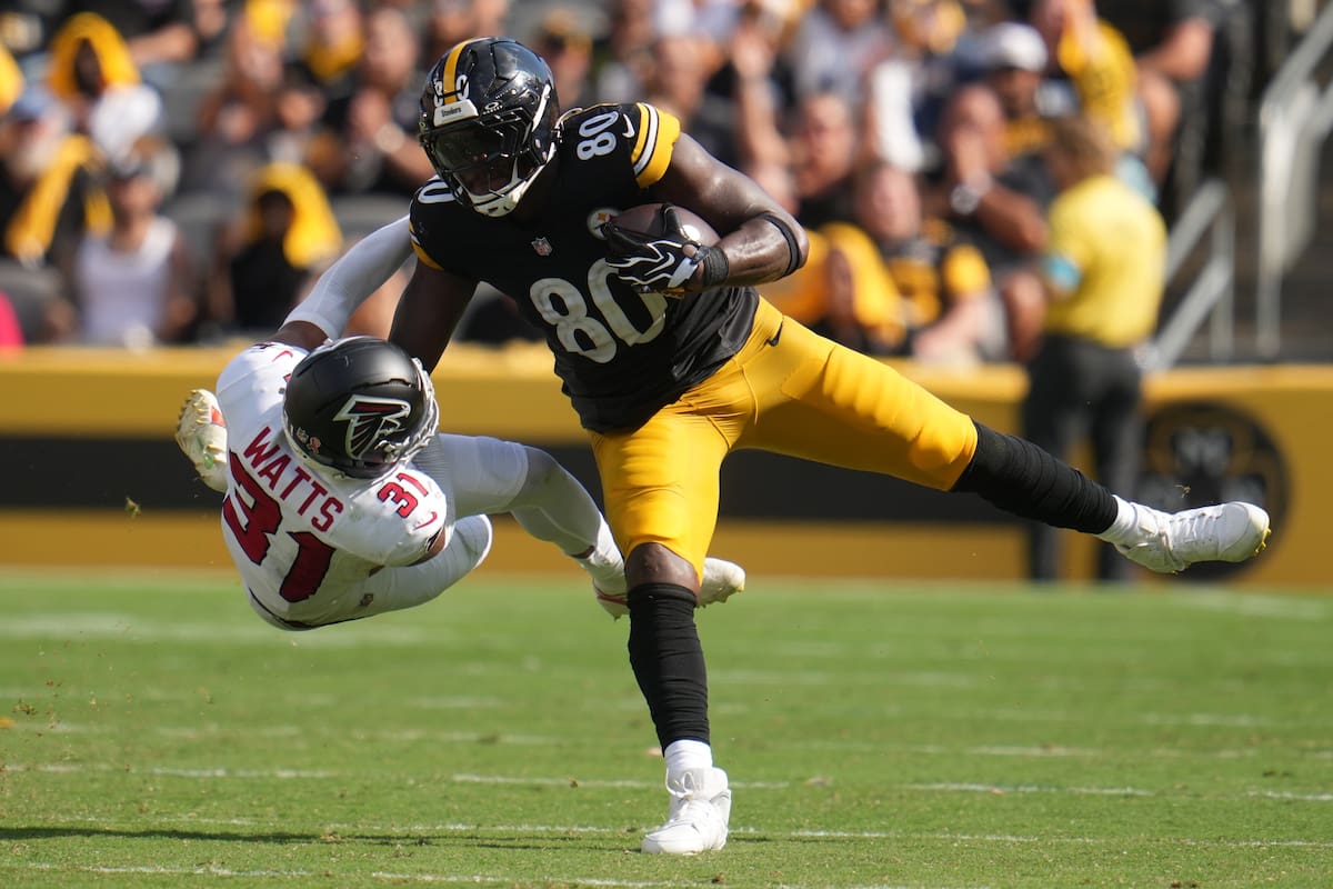 El ala cerrada de los Steelers de Pittsburgh, Darnell Washington (80), aleja con el brazo al safety