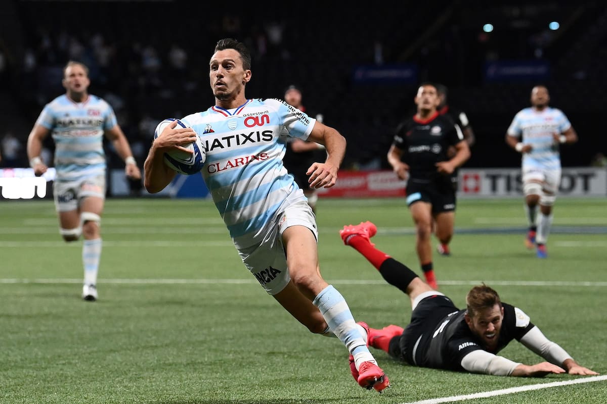 El ala izquierda argentina de Racing, Juan Imhoff, anota un try durante el partido de unión de rugby semifinal de la Copa de Campeones de Europa de Rugby entre Racing 92 y Saracens