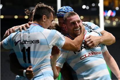 El ala izquierda argentina de Racing, Juan Imhoff, anota un try durante el partido de unión de rugby semifinal de la Champions Cup de Europa de Rugby entre Racing 92 y Saracens