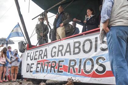 El ala más académica de la Iglesia rechaza el papel beligerante de Juan Grabois, como el que mostró en la ocupación de un campo en Entre Ríos