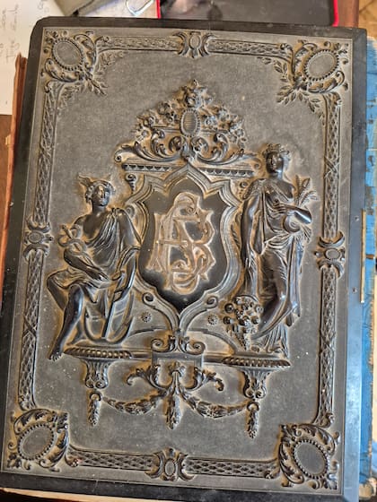 El álbum de cartes de visite de Sara Florencia Cané Beláustegui, esposa de Jorge Drago Mitre