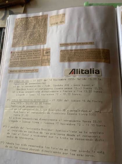El álbum de Chunchuna Villafañe donde conserva la carta de invitación que le envió el Partido Justicialista, que incluye itinerario y cronograma del viaje "para buscar y traer de regreso a Perón". En el avión viajaron cuatro futuros presidentes de la Argentina: Cámpora, Lastiri, Isabel y Menem