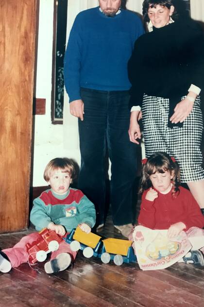 El álbum familiar: Leo y Miguelina, junto con sus padres, el Gringo Senatore y mamá Silvia