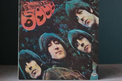 El álbum fue producido por George Martin y se grabó en sólo cuatro semanas para así poder aprovechar el mercado navideño de 1965.