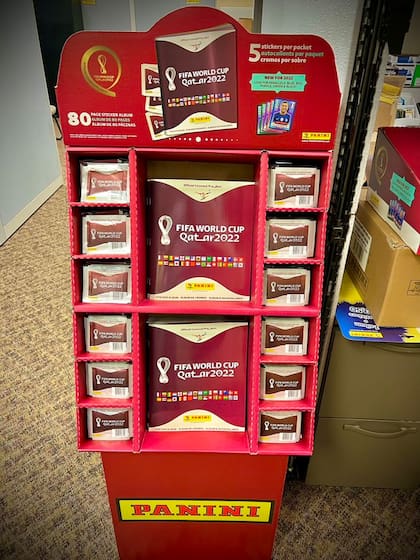 El álbum Panini de Qatar 2022 está a la venta en tiendas de autoservicio y supermercados en Estados Unidos, por un precio promocional de 50 dólares que incluye el álbum y 50 sobres