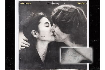 El ejemplar de Double Fantasy (Geffen Records, 1980) que Lennon le firmó a Chapman en las horas previas al crimen fue subastado por US$ 2 millones