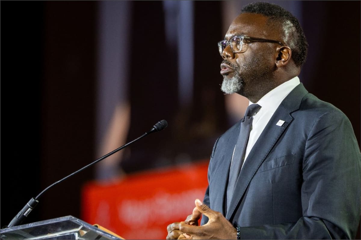 El alcalde Brandon Johnson anunció la inauguración del Centro de Recursos para Conductores, una iniciativa que impacta en quienes tienen licencia profesional