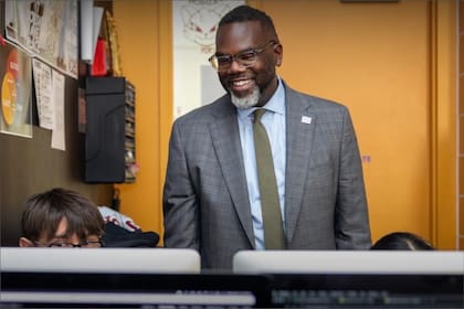 El alcalde Brandon Johnson anunció la expansión del programa que beneficiará a 28.000 estudiantes de Chicago