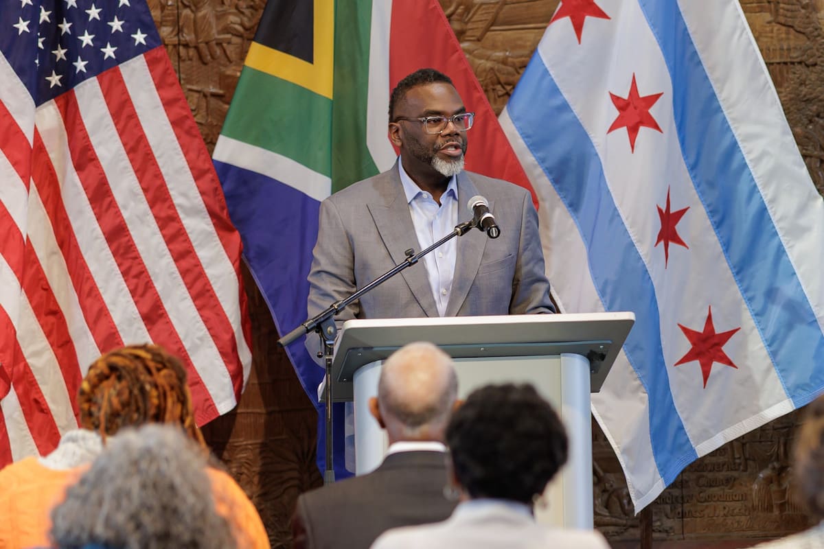 El alcalde Brandon Johnson celebró la decisión judicial que prohíbe a los agentes federales realizar detenciones migratorias sin una orden judicial previa o causa probable