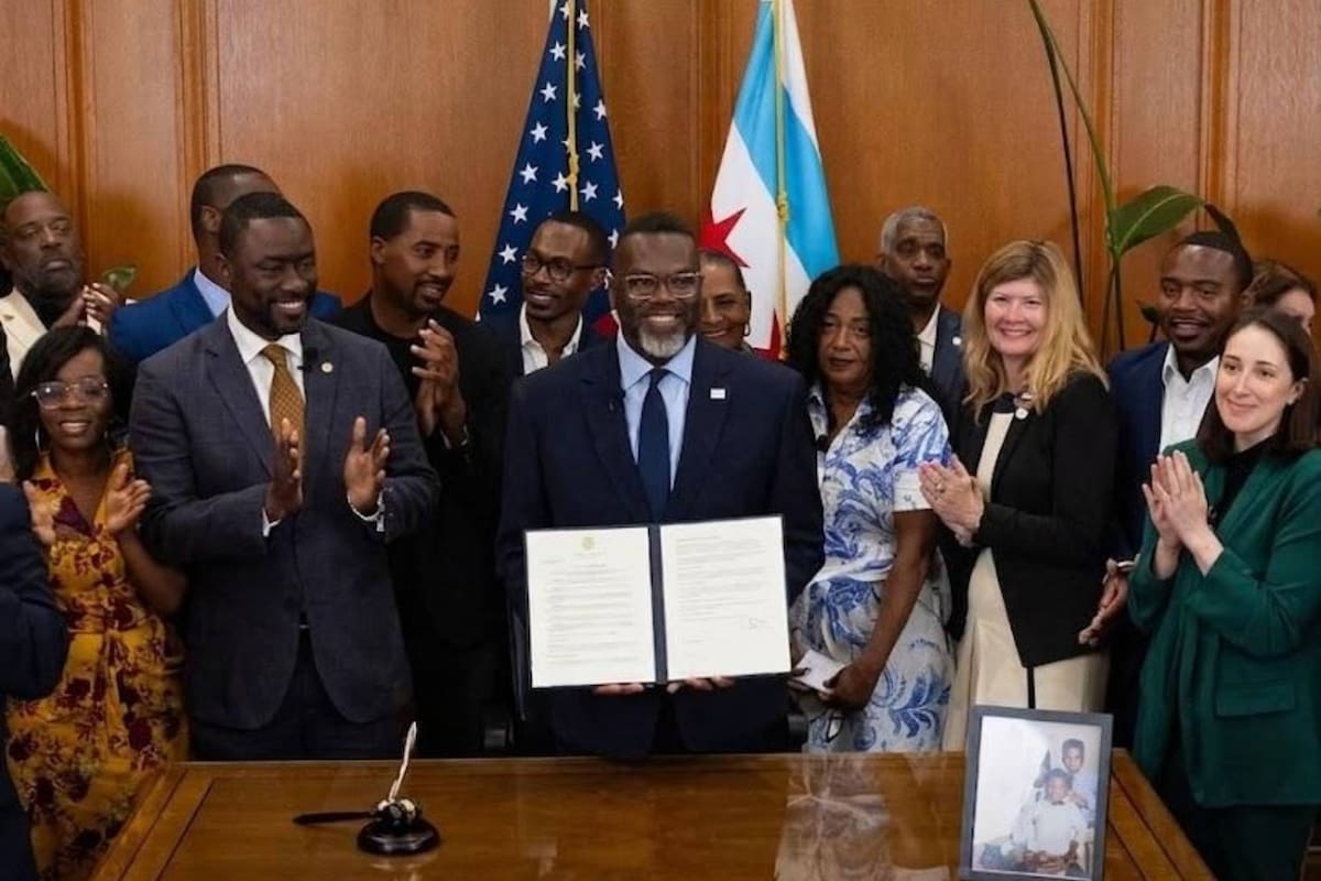 El alcalde Brandon Johnson emitió una orden ejecutiva diseñada para reformar la adquisición de armamento por parte de la ciudad de Chicago