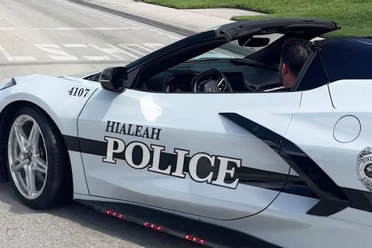 El alcalde Bryan Calvo y el jefe policial George Fuente presentaron la nueva Unidad contra la Conducción Agresiva en Hialeah para combatir el manejo peligroso y disminuir los accidentes viales