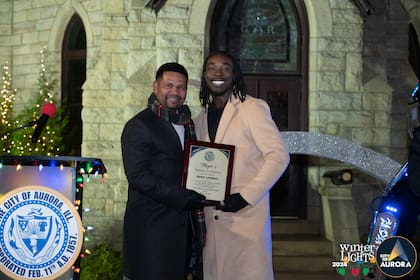 El alcalde de Aurora, Richard Irvin, lo honró con el Premio del Alcalde al Servicio durante el Festival de Luces de Invierno de la ciudad (Imagen de City of Aurora, IL, Government)