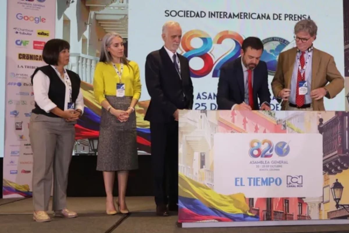 El alcalde de Bogotá Carlos Fernando Galán firma la Declaración de Chapultepec durante la 82° Asamblea General de la SIP Foto: EL TIEMPO | Mauricio Moreno