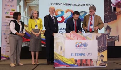 El alcalde de Bogotá Carlos Fernando Galán firma la Declaración de Chapultepec durante la 82° Asamblea General de la SIP Foto: EL TIEMPO | Mauricio Moreno