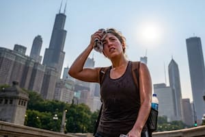 El plan de Brandon Johnson para garantizar aire acondicionado en parques de Chicago