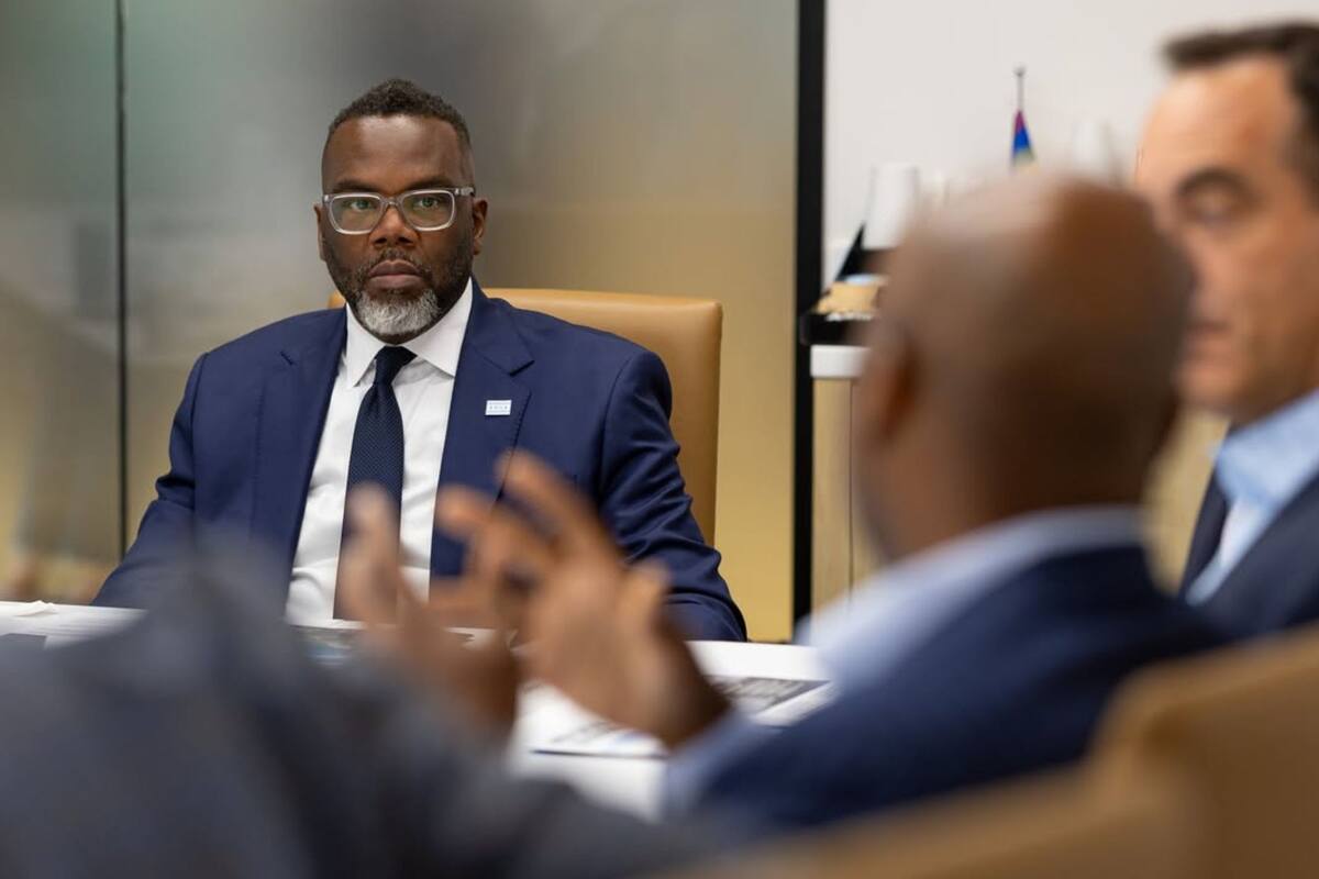 El alcalde de Chicago, Brandon Johnson, advirtió un problema de financiamiento en la ciudad