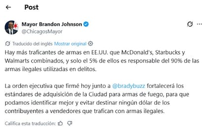 El alcalde de Chicago, Brandon Johnson, firmó la orden ejecutiva 2026-04, la cual entró en vigor de forma inmediata