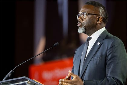 El alcalde de Chicago, Brandon Johnson, impulsor de la propuesta (Archivo)