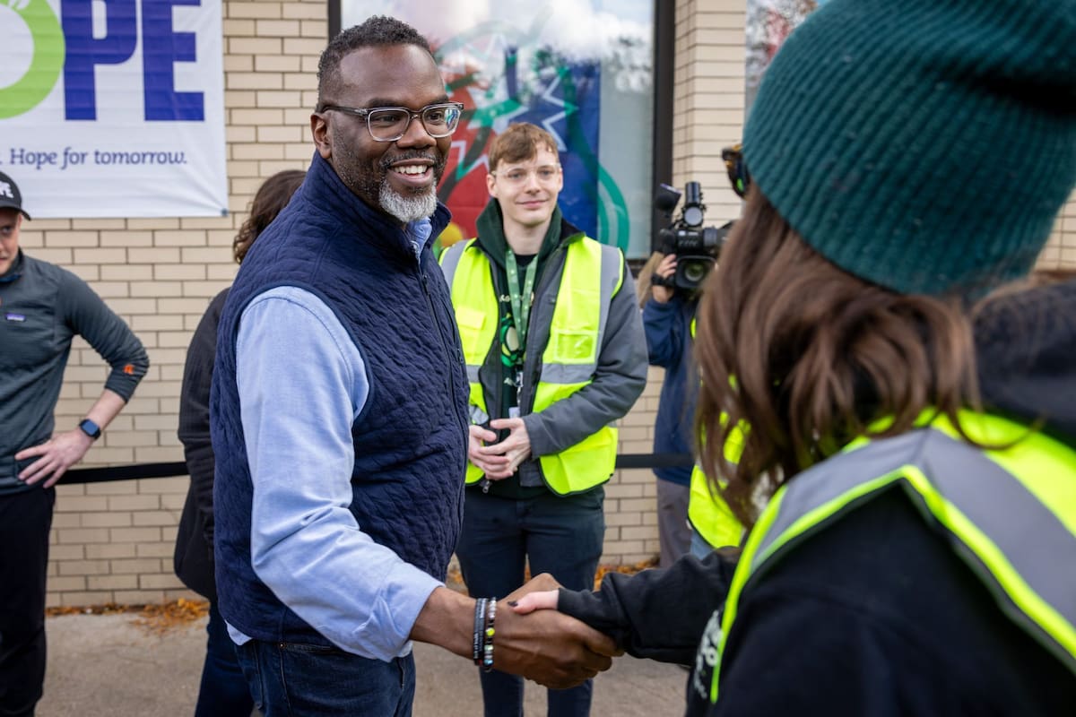 El alcalde de Chicago, Brandon Johnson, lideró una iniciativa en medio del cierre de SNAP