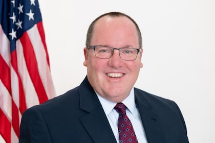 El alcalde de Costa Mesa, John Stephens, calificó la demanda de California como innecesaria