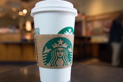 El alcalde de Filadelfia y el director ejecutivo de Starbucks expresaron su satisfacción por el acuerdo alcanzado.