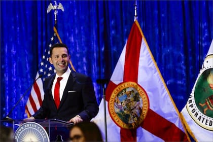 El alcalde de Hialeah, Bryan Calvo, en Florida, anunció el cierre temporal de diversas piscinas