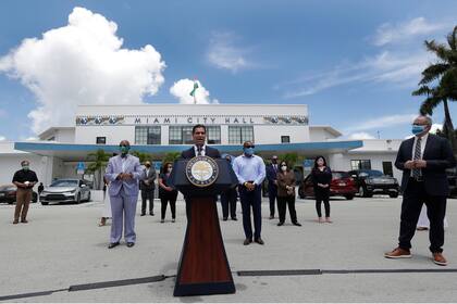 El alcalde de la ciudad de Miami, Francis Suárez (centro)